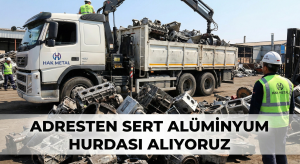 Vinçli kamyonun hurda motor parçalarını yüklediği esnada, üzerinde 'Adresten Sert Alüminyum Hurdası Alıyoruz' yazan tanıtım görseli.