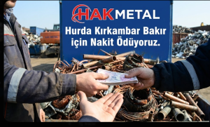 Hak Metal geri dönüşüm tesisinde, arka planda karışık kırkambar bakır hurdaları bulunurken, bir yetkilinin müşteriye nakit Türk Lirası ödediği anı gösteren fotoğraf. Görselde Hak Metal logosu ve "Hurda Kırkambar Bakır için Nakit Ödüyoruz." sloganı yer almaktadır.