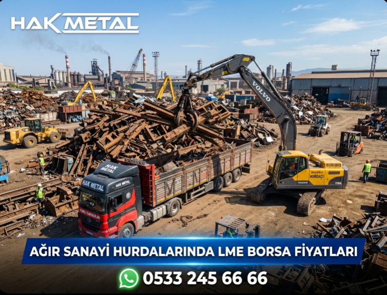 Devasa Hak Metal ahtapot vinci, eski fabrika şaselerini, kalın çelik kirişleri ve tonlarca ağırlıktaki karışık demir hurdalarını taşıma tırının dorsesine yüklüyor.