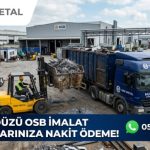 Beylikdüzü Organize Sanayi Bölgesi'ndeki bir fabrikanın önünde sarı forklift, içi CNC metal talaşı dolu hurda konteynerini Hak Metal nakliye tırına yüklüyor.