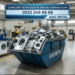 ÇOSB beyaz eşya fabrikasının modern üretim bandında Hak Metal konteyneri içi parlak DKP sac kırpıntıları ve metal firelerle dolu.