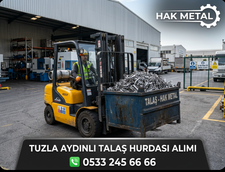 Fabrika üretim bandı alanında sarı bir forklift, içi parlak alüminyum ve demir CNC talaşı dolu sızdırmaz hurda kasasını taşıyor.