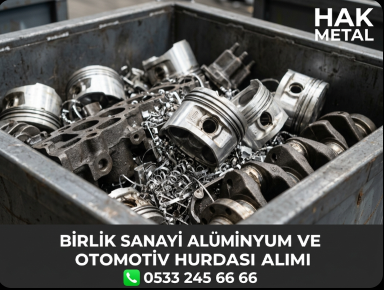 Birlik OSB otomotiv yan sanayi fabrikasında geri dönüşüm için ayrılmış parlak alüminyum piston hurdaları, metal talaşlar ve pik döküm motor parçalarının yakından çekimi.