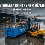 Hak Metal'e ait iş makineleri ile fabrika sahasında sızdırmaz konteynerlere temiz ve güvenli bir şekilde yüklenen metal hurdalar.